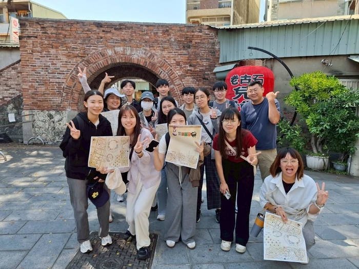 【113-2】創新學院「社會設計與方案規劃」師生走訪台南！體驗遊戲式文史教育魅力，感受廟宇、常民文化圖片